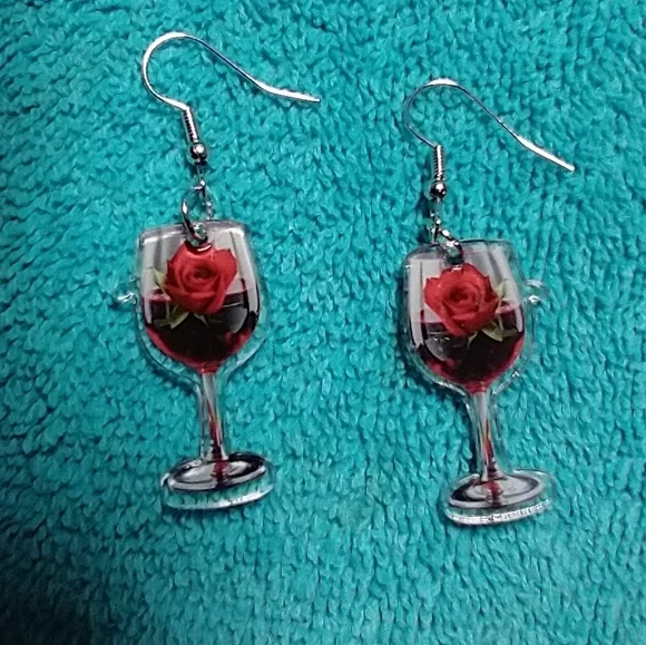 Cute wire dangle earrings wine glass red rose green leaves - Picture 3 of 3